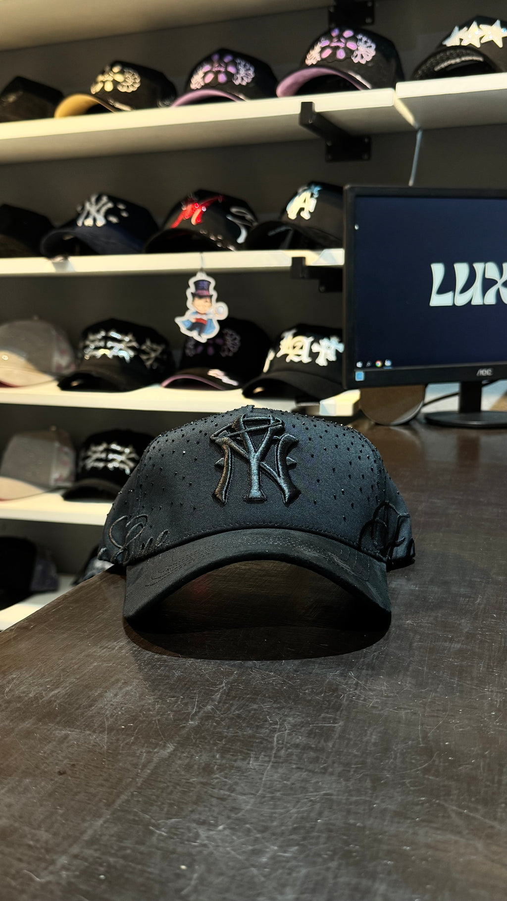 31 Hats - Forever Black