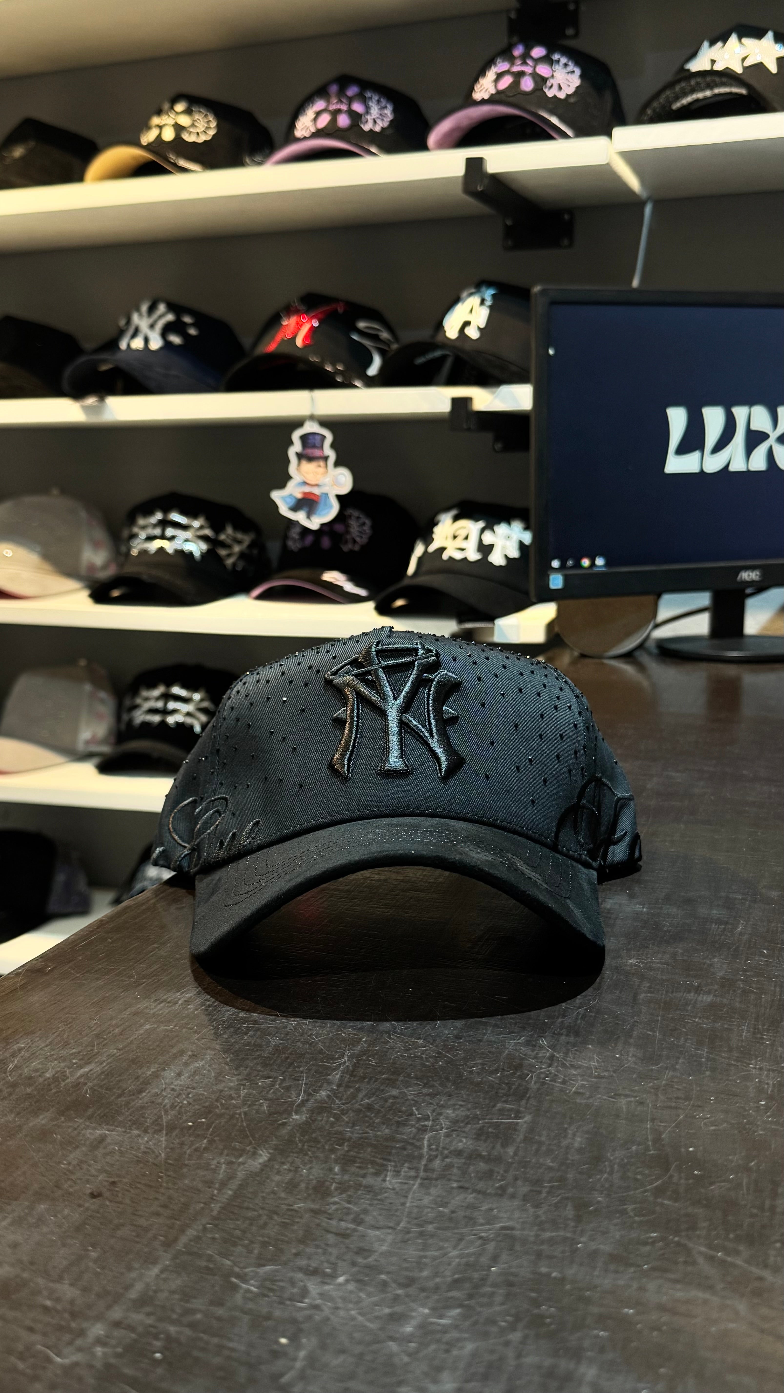 31 Hats - Forever Black